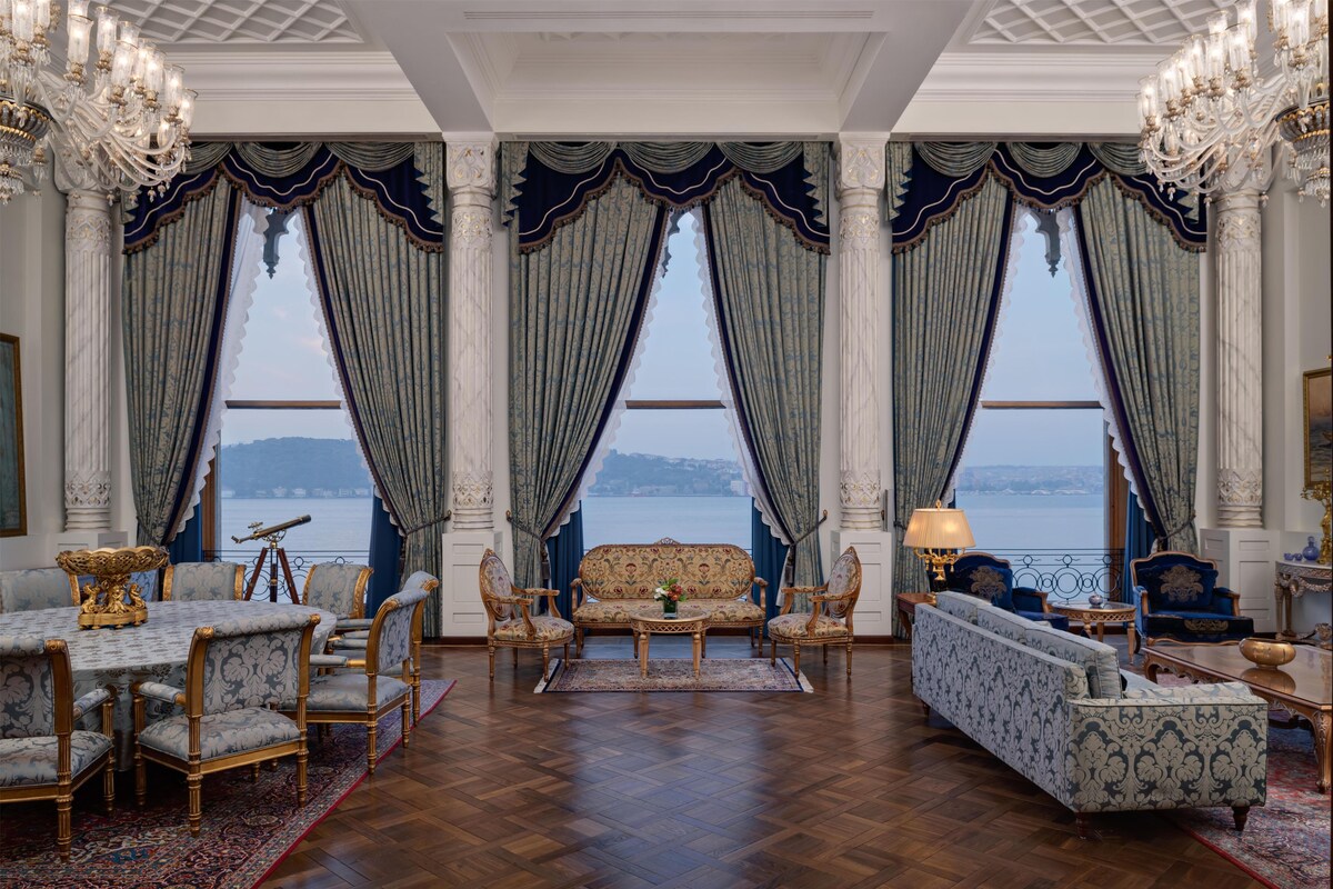 Royal Suite | Egyptian cotton sheets, premium bedding, down comforters, minibar