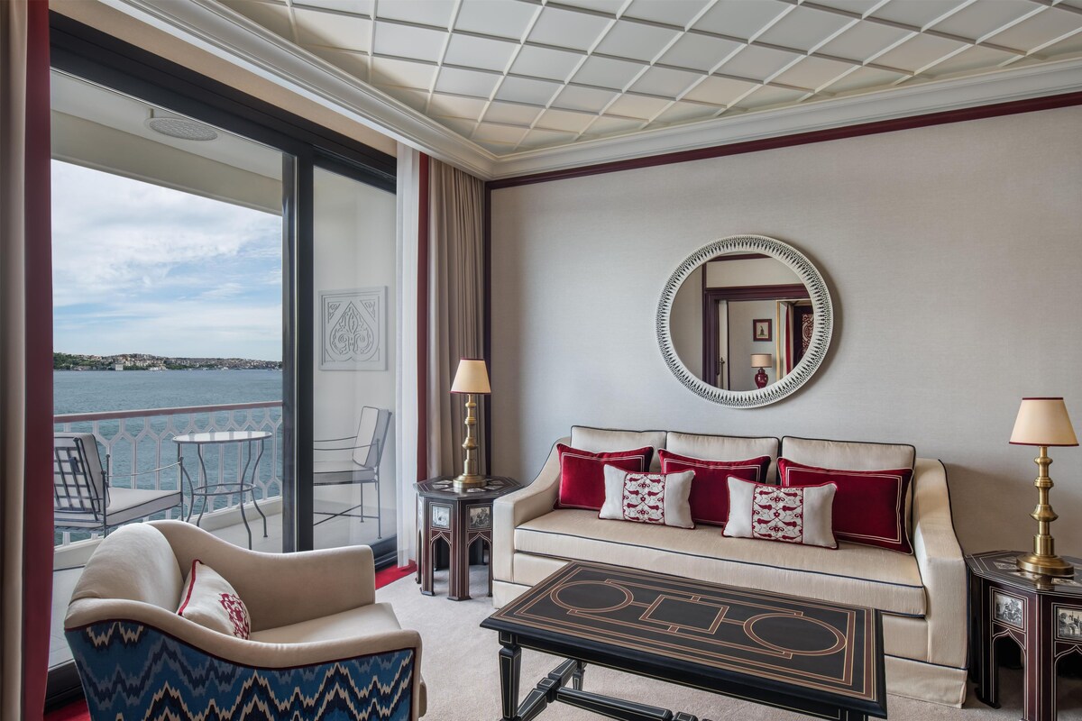 Vali Suite | Egyptian cotton sheets, premium bedding, down comforters, minibar