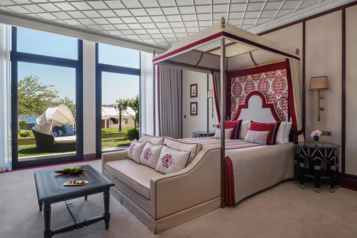 Room (Lilium Garden) | Egyptian cotton sheets, premium bedding, down comforters, minibar
