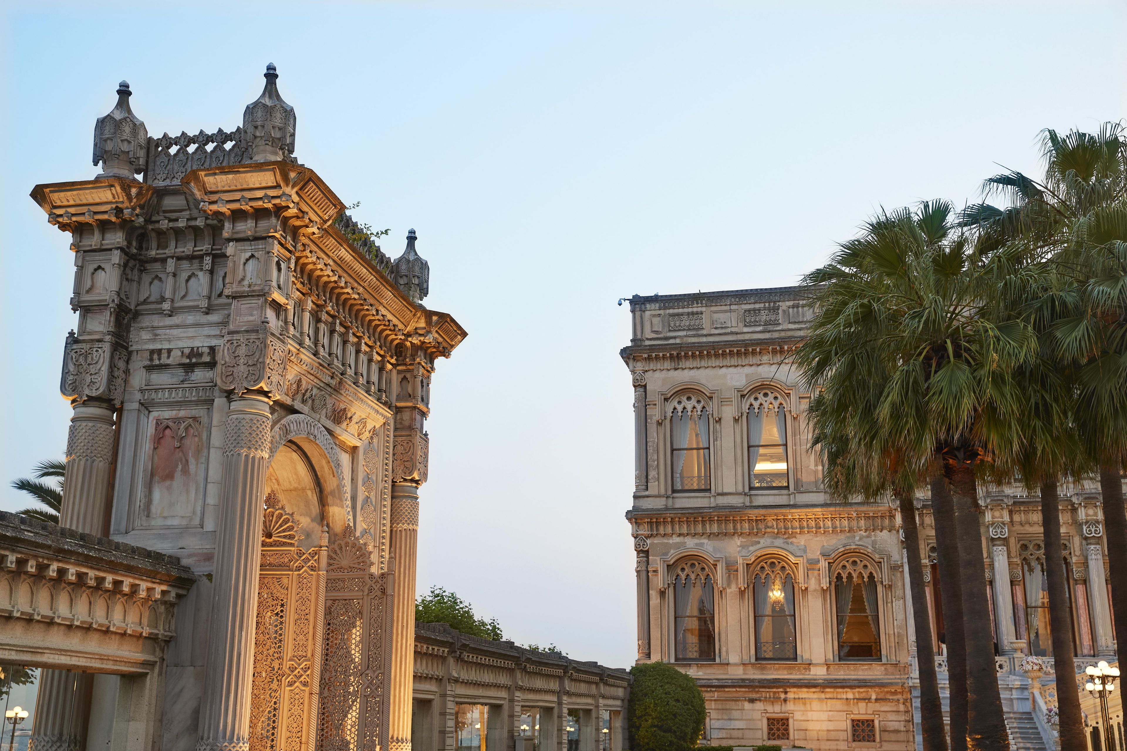 Un edificio histórico con intrincadas esculturas de piedra y una amplia entrada en arco.