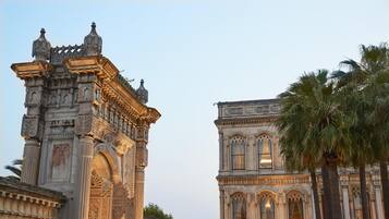 Un edificio histórico con intrincadas esculturas de piedra y una amplia entrada en arco.