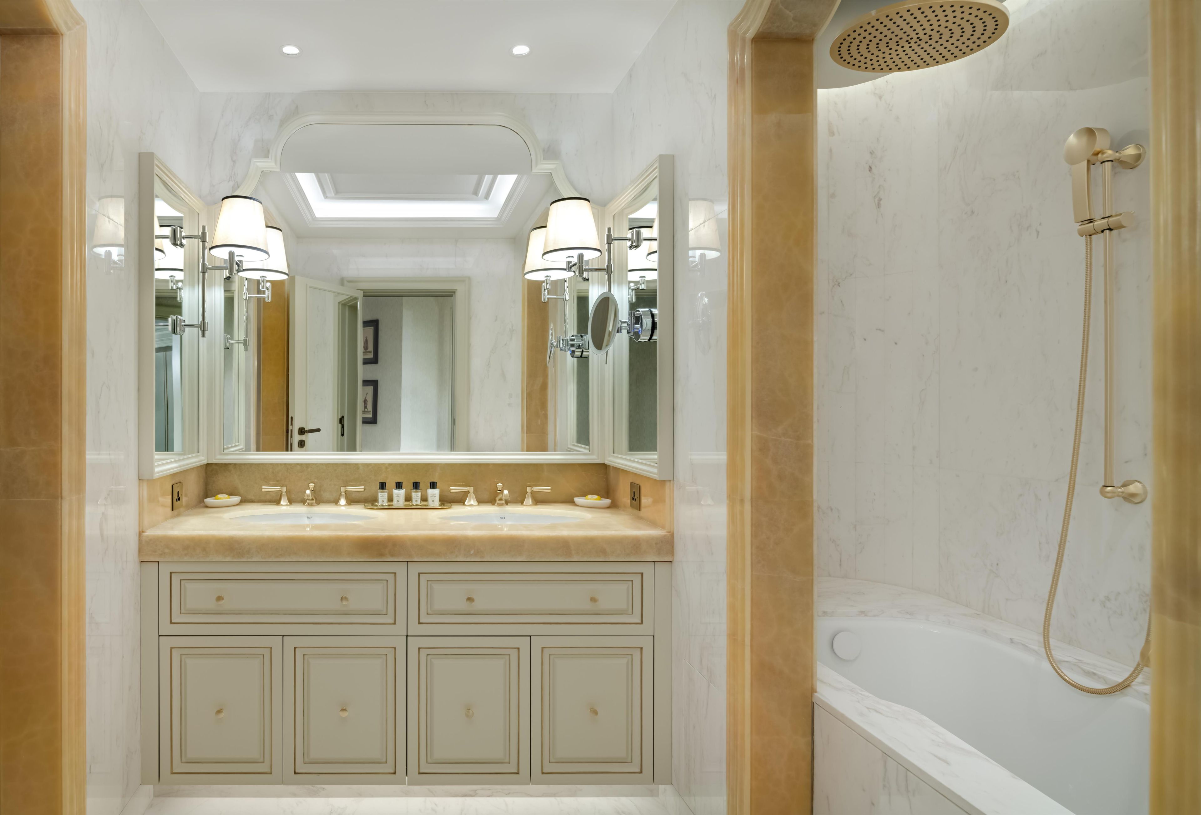Un baño con un espejo grande, una bañera y una ducha.