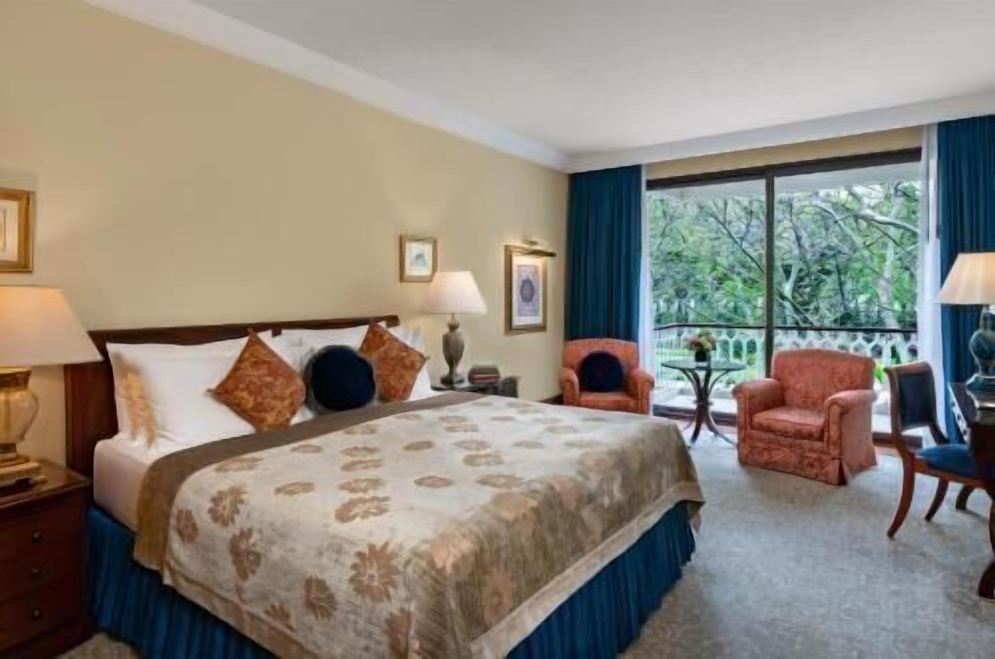Egyptian cotton sheets, premium bedding, down comforters, minibar