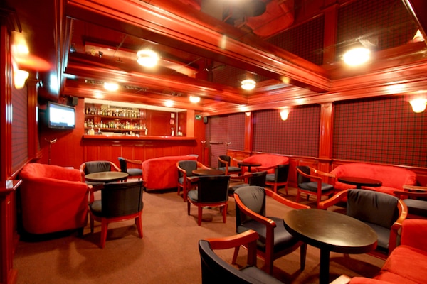 2 bars/lounges