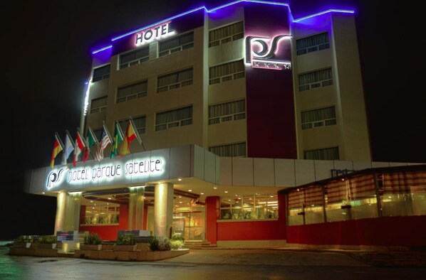 Un hotel con un cartello ben visibile con la scritta 'HOTEL' e la segnaletica 'hotel parque suite'.