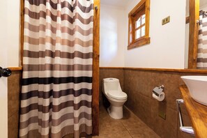 Habitación superior | Bathroom | Shower, towels, soap, shampoo