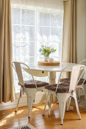 Cottage, 1 Queen Bed with Sofa bed | Dining room