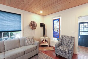 Classic Cottage, 2 Bedrooms | Ruang tamu | Buku-buku 