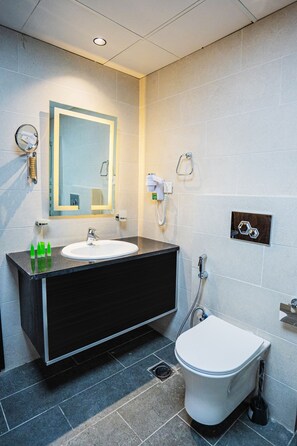 Deluxe Single Room | Bathroom | Shower, free toiletries, hair dryer, slippers - Diamond Hotel Suites (Amman)