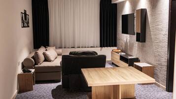 Deluxe-Einzelzimmer | Wohnbereich | 55-Zoll-LED-Fernseher mit Satellitenempfang, Fernseher