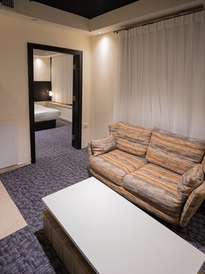 Basic-Einzelzimmer | Minibar, Zimmersafe, individuell dekoriert, individuell eingerichtet