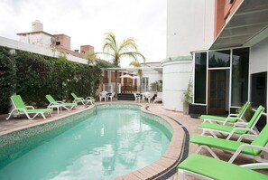 Una piscina al aire libre