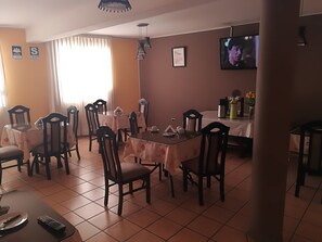 Tägliches inbegriffenes kontinentales Frühstück