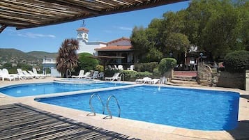 Una piscina al aire libre