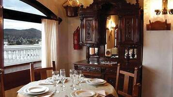 Breakfast, lunch, dinner served; international cuisine