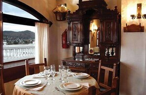 Se sirven desayunos, comidas, cenas y cocina internacional