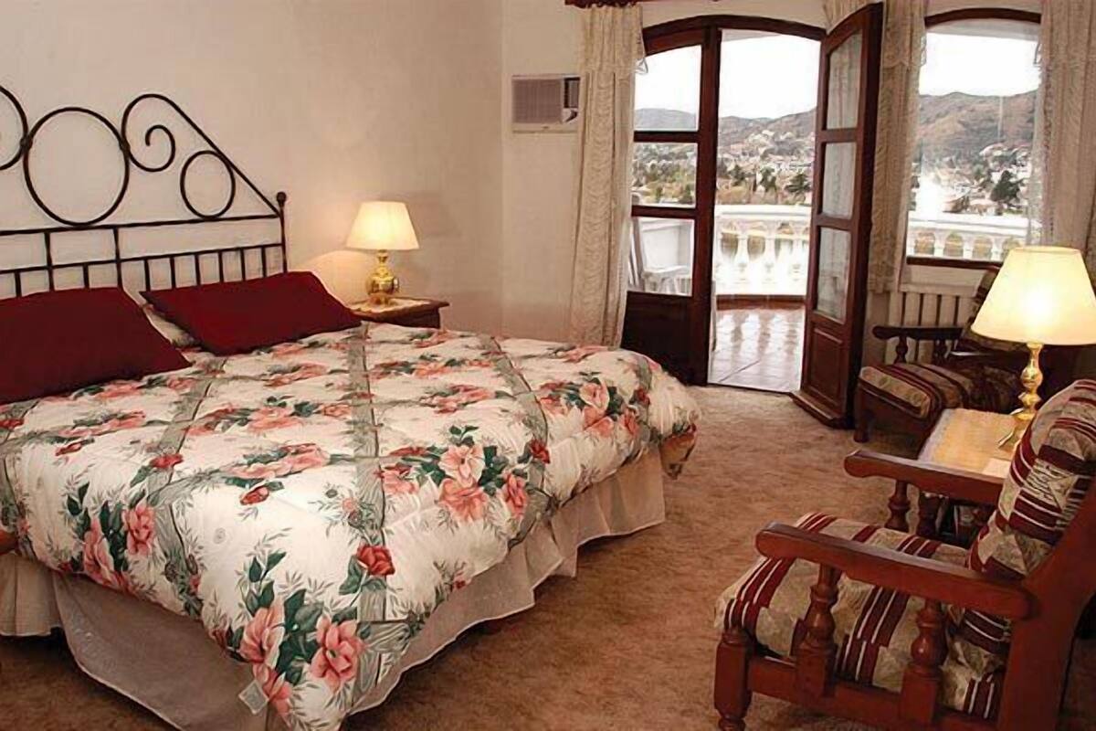 Quarto quádruplo | Frigobar, cofres nos quartos, escrivaninha, berços grátis
