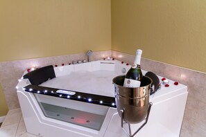 Room, 1 King Bed, Jetted Tub | Pillowtop beds, desk, iron/ironing board, rollaway beds - Park West Inn (Winnipeg)