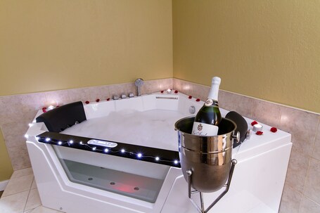 Park West Inn - Image 7