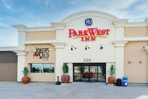 A ParkWest Inn hotel with a sign for Jokers Wild restaurant and lounge.