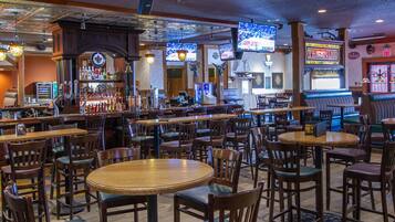 2 bars/lounges, pub, lobby lounge