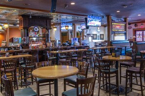 2 bars/lounges, pub, lobby lounge - Park West Inn (Winnipeg)