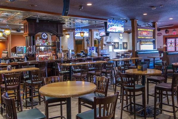2 bars/lounges, pub, lobby lounge