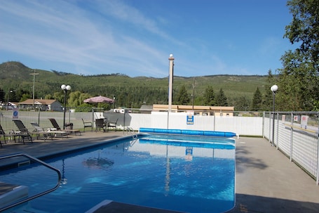Seasonal outdoor pool. Monte Carlo Motel