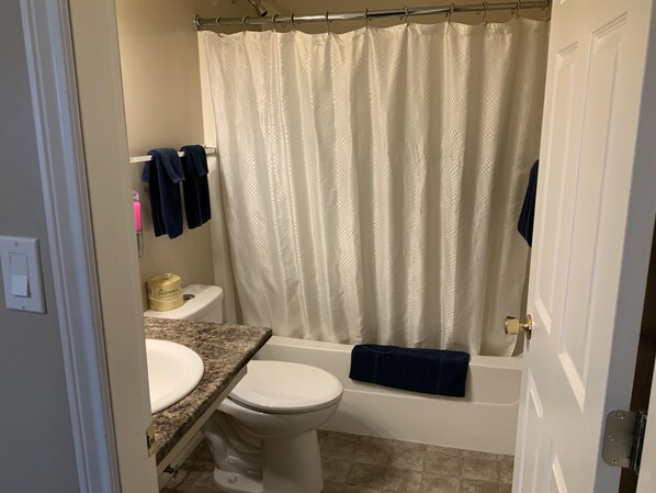 A bathroom with a toilet, sink, and bathtub. - Monte Carlo Motel (Barriere)