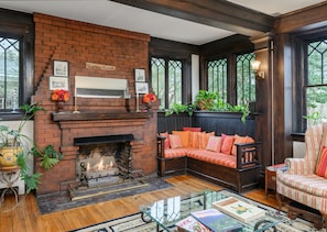 TV - Oakland Cottage Bed & Breakfast (Asheville)