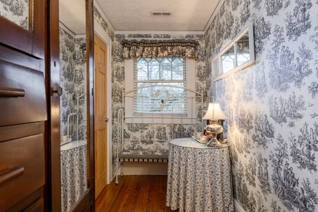 Oakland Cottage Bed Breakfast - Image 1