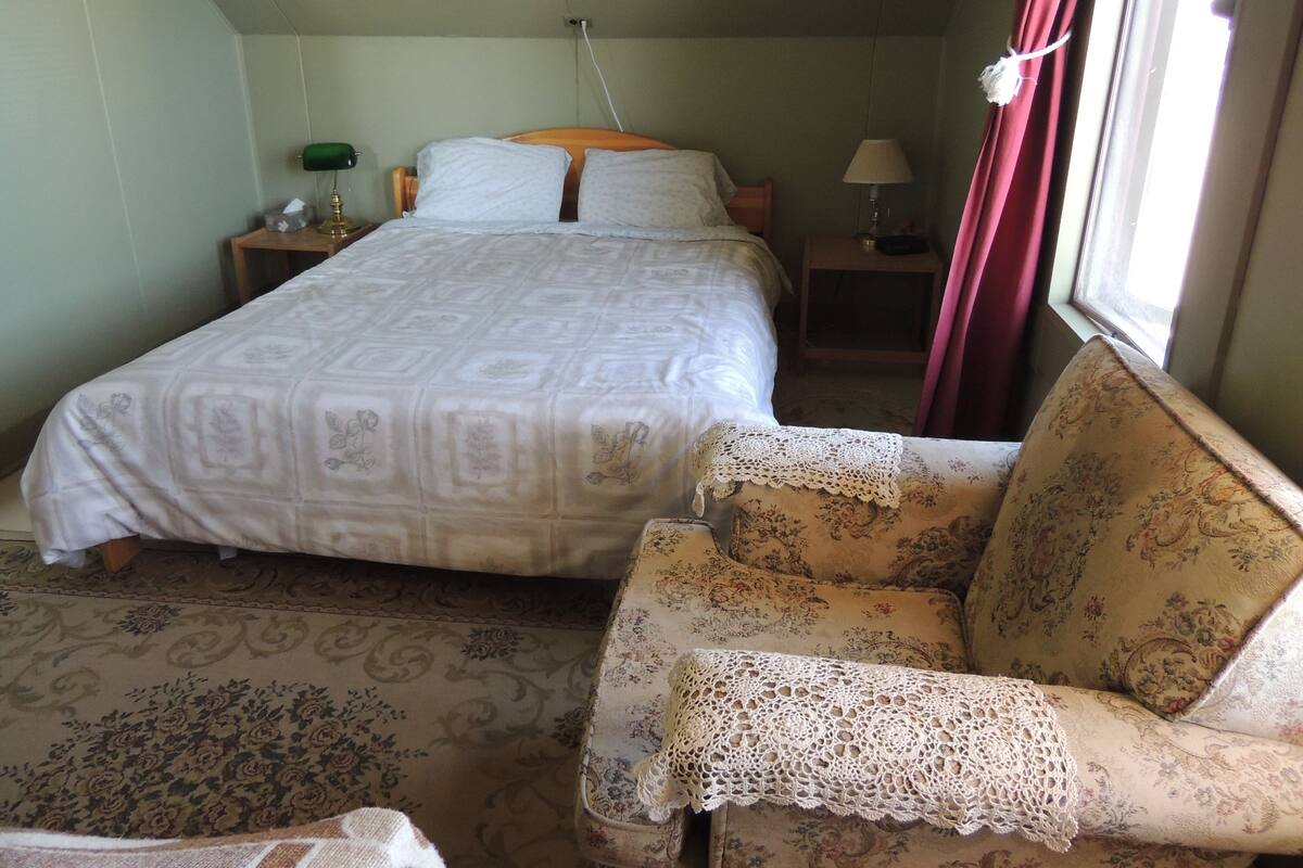 Blackout drapes, free WiFi, bed sheets