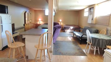 Chambre Triple, plusieurs lits (Cyr Suite) | Rideaux occultants, Wi-Fi gratuit, draps fournis