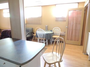 Habitación triple, varias camas (Cyr Suite) | Cortinas opacas, wifi gratis, ropa de cama