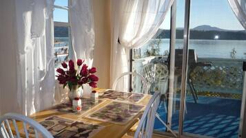 5 lake house | In-room dining