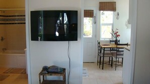 Living area - Blue Fish Cove Resort (Clearlake Oaks)