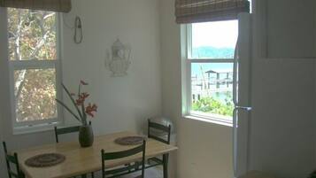 Cottage, 1 Tempat Tidur Queen dengan tempat tidur Sofa, pemandangan danau (Coconut Shack) | Makan di kamar