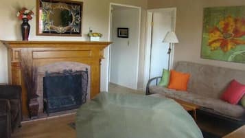 Chambre, 2 chambres (Cabana with Bunk) | Coin séjour | Télévision à écran plat, cheminée