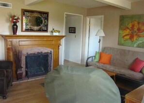 2 Cabana  | Living area | Flat-screen TV, fireplace - Baldwin's Retreat (Clearlake Oaks)