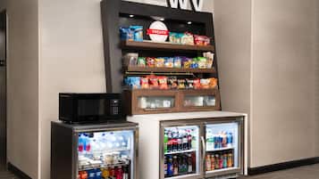 Un distributeur automatique de collations, un four à micro-ondes et deux distributeurs de boissons réfrigérées.