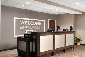 Reception - Hampton Inn Fairmont (Fairmont)