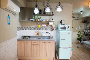 コンフォート スタジオ | 低刺激性寝具、デスク、ノートパソコン用作業スペース、遮光カーテン