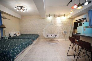 Ropa de cama hipoalergénica y escritorio 