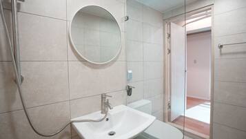 City Studio Suite | Hypo-allergenic bedding, desk, laptop workspace, blackout curtains