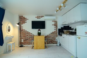 Deluxe tweepersoonskamer | Privékitchenette | Een koelkast, een microgolfoven, een kookplaat