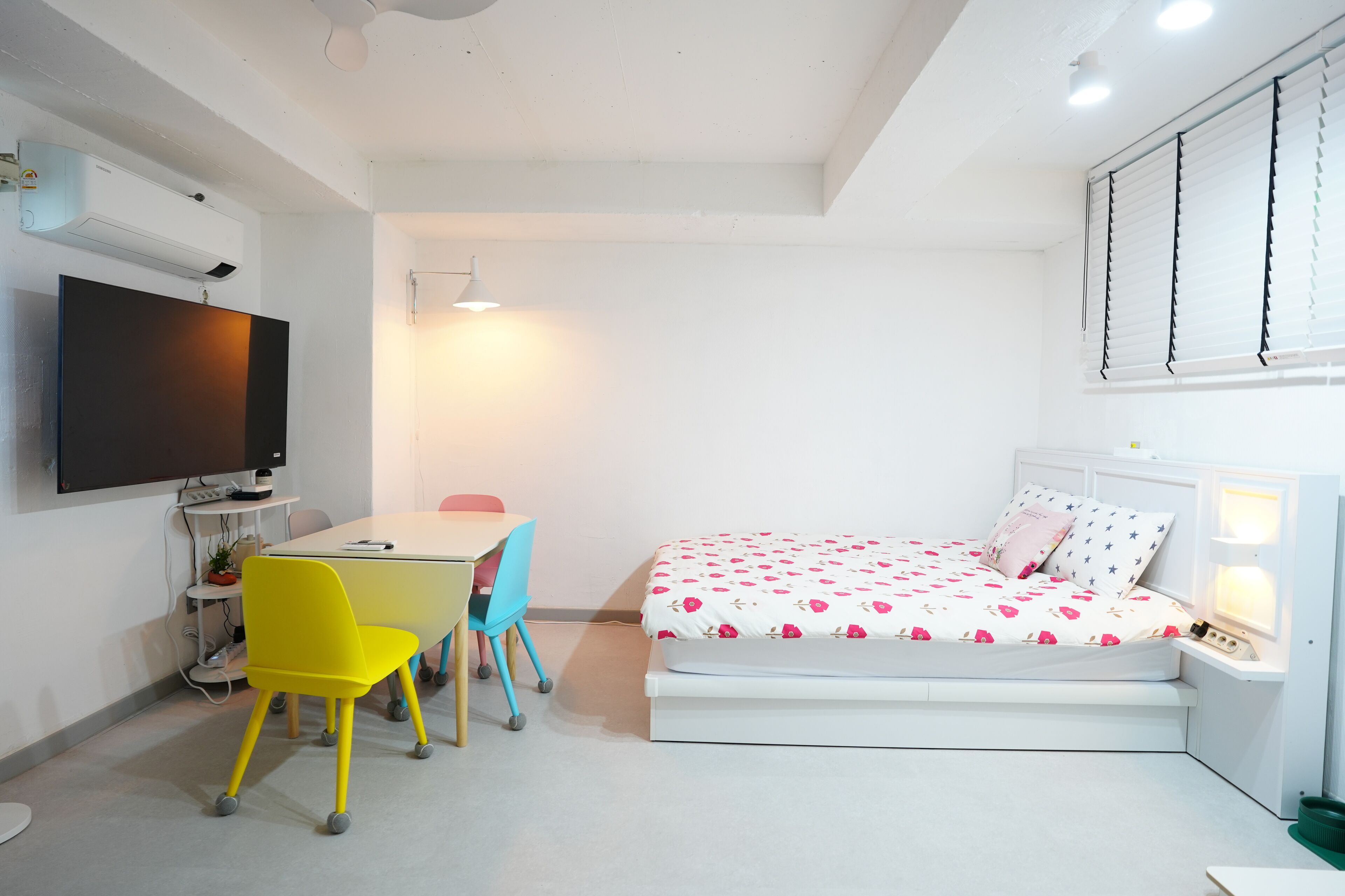 Business Studio Suite | Hypo-allergenic bedding, desk, laptop workspace, blackout drapes