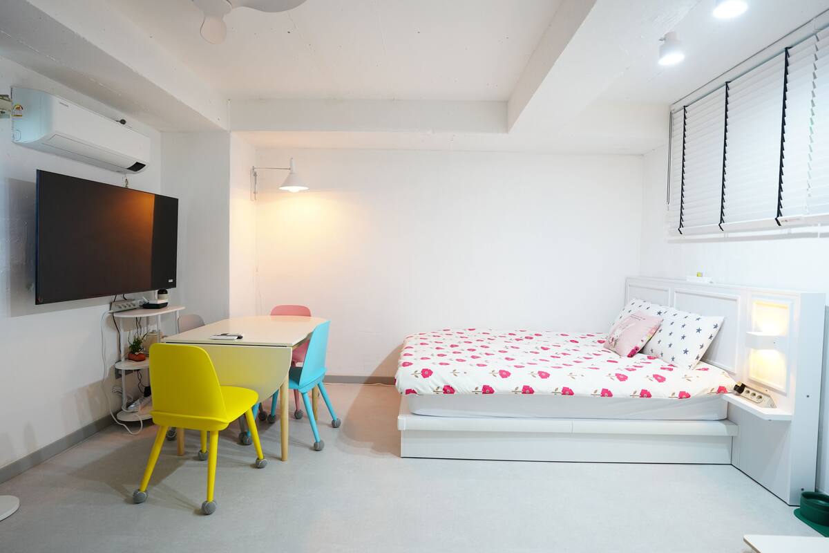 Business Studio Suite | Hypo-allergenic bedding available, desk, laptop workspace