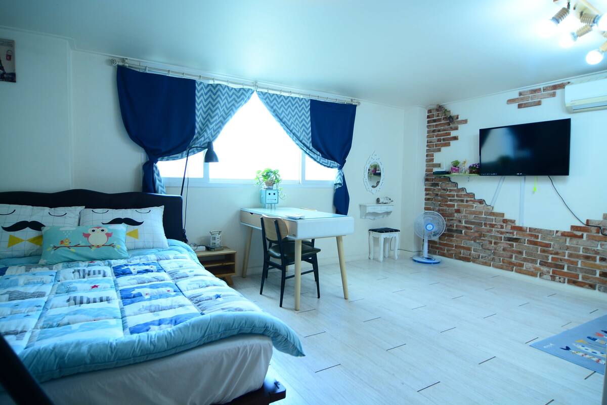 Deluxe Double Room | Hypo-allergenic bedding available, desk, laptop workspace