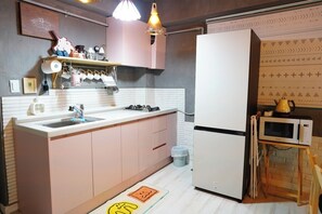 Studio Suite, Multiple Beds, Non Smoking, Kitchen | 1 bedroom, hypo-allergenic bedding, desk, laptop workspace