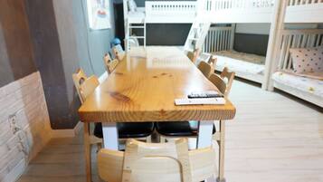 Studio Suite, Multiple Beds, Non Smoking, Kitchen | 1 bedroom, hypo-allergenic bedding, desk, laptop workspace